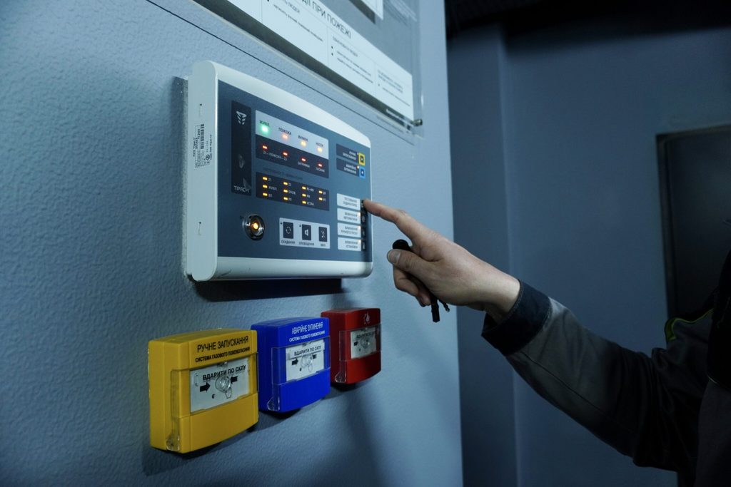 Сигналізатори загазованості на промислових об’єктах: як побудувати надійну систему контролю витоків газу